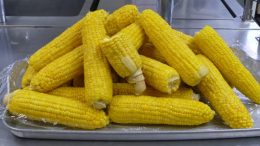 とうもろこしの皮むき🌽